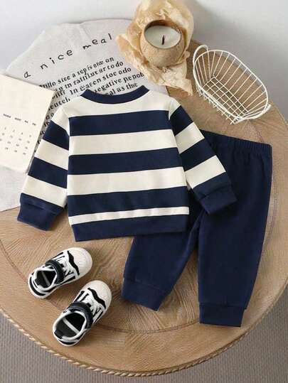 SHEIN Playful Pals مجموعة ملابس عادية أنيقة للأطفال الصبية، تشمل بلوزة رياضية مزينة برسم الدب المخطط وبنطال رياضي مطابق، مريحة ومناسبة للخريف/الشتاء/الربيع