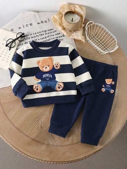 SHEIN Playful Pals مجموعة ملابس عادية أنيقة للأطفال الصبية، تشمل بلوزة رياضية مزينة برسم الدب المخطط وبنطال رياضي مطابق، مريحة ومناسبة للخريف/الشتاء/الربيع