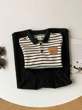 SHEIN مجموعة من قطعتين للأطفال الصبيان/البنات، بلوزة بولو محبوكة بخطوط سوداء وبيضاء ملونة بتباين الألوان وبنطلون من الكوردروي الأسود، ملابس مريحة وأنيقة للاستخدام اليومي، مناسبة للداخل والخارج والرياضة والحفلات وتصوير الصور والأعياد والملابس الرياضية والج