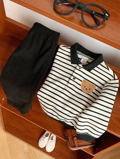 SHEIN مجموعة من قطعتين للأطفال الصبيان/البنات، بلوزة بولو محبوكة بخطوط سوداء وبيضاء ملونة بتباين الألوان وبنطلون من الكوردروي الأسود، ملابس مريحة وأنيقة للاستخدام اليومي، مناسبة للداخل والخارج والرياضة والحفلات وتصوير الصور والأعياد والملابس الرياضية والج