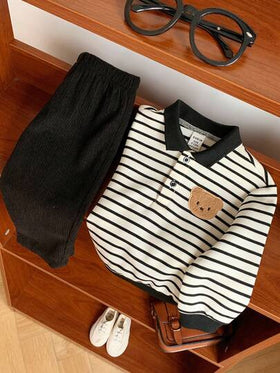 SHEIN مجموعة من قطعتين للأطفال الصبيان/البنات، بلوزة بولو محبوكة بخطوط سوداء وبيضاء ملونة بتباين الألوان وبنطلون من الكوردروي الأسود، ملابس مريحة وأنيقة للاستخدام اليومي، مناسبة للداخل والخارج والرياضة والحفلات وتصوير الصور والأعياد والملابس الرياضية والج