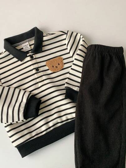 SHEIN مجموعة من قطعتين للأطفال الصبيان/البنات، بلوزة بولو محبوكة بخطوط سوداء وبيضاء ملونة بتباين الألوان وبنطلون من الكوردروي الأسود، ملابس مريحة وأنيقة للاستخدام اليومي، مناسبة للداخل والخارج والرياضة والحفلات وتصوير الصور والأعياد والملابس الرياضية والج