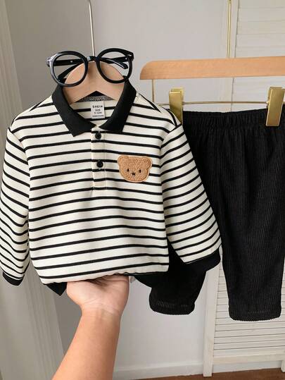 SHEIN مجموعة من قطعتين للأطفال الصبيان/البنات، بلوزة بولو محبوكة بخطوط سوداء وبيضاء ملونة بتباين الألوان وبنطلون من الكوردروي الأسود، ملابس مريحة وأنيقة للاستخدام اليومي، مناسبة للداخل والخارج والرياضة والحفلات وتصوير الصور والأعياد والملابس الرياضية والج