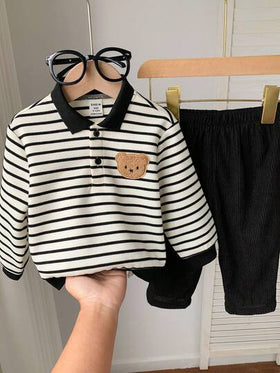 SHEIN مجموعة من قطعتين للأطفال الصبيان/البنات، بلوزة بولو محبوكة بخطوط سوداء وبيضاء ملونة بتباين الألوان وبنطلون من الكوردروي الأسود، ملابس مريحة وأنيقة للاستخدام اليومي، مناسبة للداخل والخارج والرياضة والحفلات وتصوير الصور والأعياد والملابس الرياضية والج