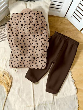 SHEIN Playful Pals مجموعة من قطعتين للفتيات الصغيرات، تتكون من هوديي وبنطلون رياضي، بتصميم عصري وجذاب مزين برسومات الفهد والأرنب، قطع ملابس مريحة ودافئة