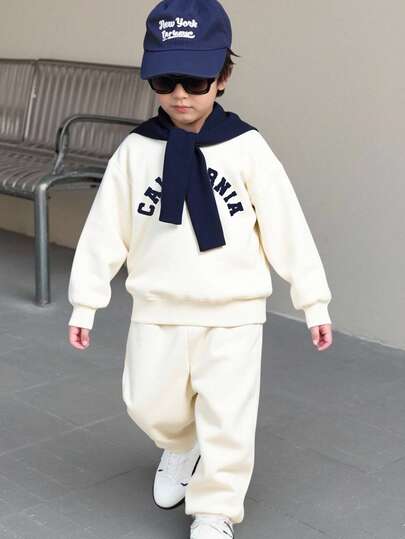 SHEIN Genkimix Kids مجموعة من قطعتين للأولاد، تتكون من بلوزة كرو بأكمام طويلة وبنطلون جوجر مع وشاح، مناسبة للارتداء اليومي في الربيع والصيف، للرياضة، للخارج، للمدرسة، للحفلات، وموسم العودة للمدرسة