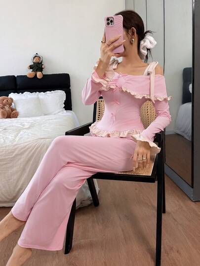 SHEIN ملابس علوية وبنطلون بيجاما مجموعة مثيرة، بأكتاف مكشوفة وكشكشة متباينة، ملابس شتوية