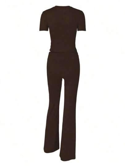 بدلة رياضية للنساء تتكون من توب قصير الأكمام وبنطال واسع مربوط الخصر، مناسبة للربيع والصيف