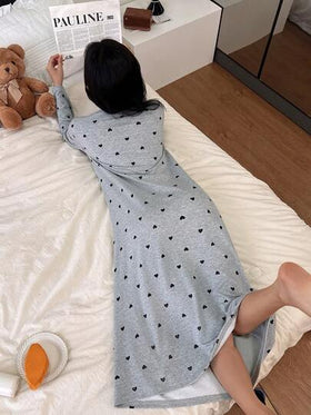 ثوب نوم نسائي بياقة على شكل حرف V وطباعة قلب، مناسب للارتداء المنزلي