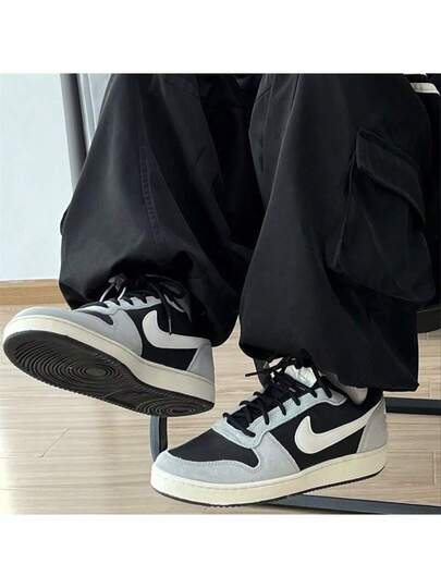 Nike حذاء رياضي كاجوال خفيف الوزن من نايك كورت بورو لو بريم، أسود ورمادي، رجالي