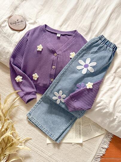 SHEIN Vintaside Kids مجموعة ملابس علوية وجينز مطرز مغسول للمراهقات، مناسبة للخروجات والسفر والعطلات، توفر ملابس مريحة وعملية للارتداء اليومي. القميص بياقة على شكل حرف V وأكمام طويلة وقصير، والجينز متنوع الاستخدام
