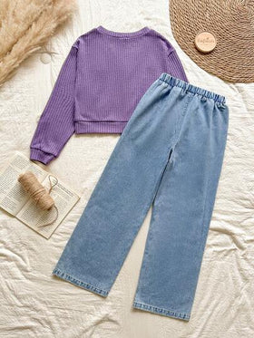 SHEIN Vintaside Kids مجموعة ملابس علوية وجينز مطرز مغسول للمراهقات، مناسبة للخروجات والسفر والعطلات، توفر ملابس مريحة وعملية للارتداء اليومي. القميص بياقة على شكل حرف V وأكمام طويلة وقصير، والجينز متنوع الاستخدام