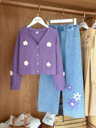 SHEIN Vintaside Kids مجموعة ملابس علوية وجينز مطرز مغسول للمراهقات، مناسبة للخروجات والسفر والعطلات، توفر ملابس مريحة وعملية للارتداء اليومي. القميص بياقة على شكل حرف V وأكمام طويلة وقصير، والجينز متنوع الاستخدام