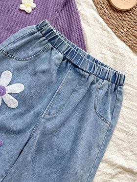 SHEIN Vintaside Kids مجموعة ملابس علوية وجينز مطرز مغسول للمراهقات، مناسبة للخروجات والسفر والعطلات، توفر ملابس مريحة وعملية للارتداء اليومي. القميص بياقة على شكل حرف V وأكمام طويلة وقصير، والجينز متنوع الاستخدام
