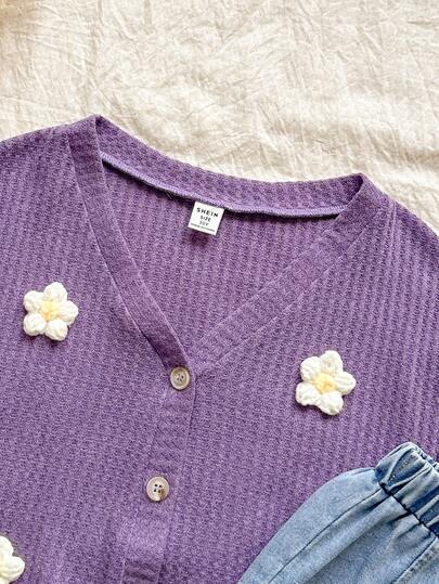 SHEIN Vintaside Kids مجموعة ملابس علوية وجينز مطرز مغسول للمراهقات، مناسبة للخروجات والسفر والعطلات، توفر ملابس مريحة وعملية للارتداء اليومي. القميص بياقة على شكل حرف V وأكمام طويلة وقصير، والجينز متنوع الاستخدام