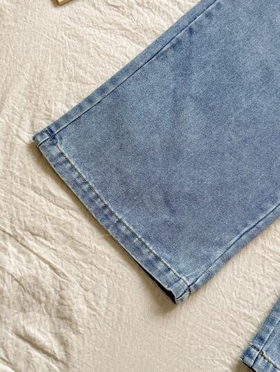 SHEIN Vintaside Kids مجموعة ملابس علوية وجينز مطرز مغسول للمراهقات، مناسبة للخروجات والسفر والعطلات، توفر ملابس مريحة وعملية للارتداء اليومي. القميص بياقة على شكل حرف V وأكمام طويلة وقصير، والجينز متنوع الاستخدام