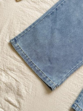SHEIN Vintaside Kids مجموعة ملابس علوية وجينز مطرز مغسول للمراهقات، مناسبة للخروجات والسفر والعطلات، توفر ملابس مريحة وعملية للارتداء اليومي. القميص بياقة على شكل حرف V وأكمام طويلة وقصير، والجينز متنوع الاستخدام