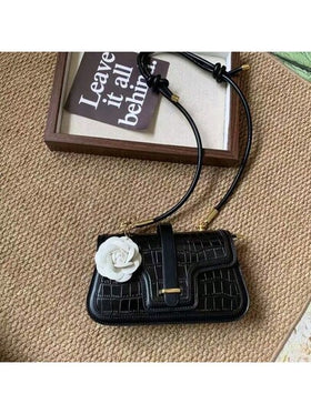مفتاح جلد PU أنيق بزهرة الكاميليا مع حلقة وإبزيم، خاتم مفتاح زهري عصري، إكسسوار مفتاح سيارة أنيق، خاتم مفتاح فريد للسيدات كهدية عيد الحب - قطعة فردية