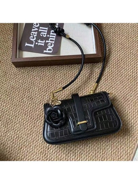 مفتاح جلد PU أنيق بزهرة الكاميليا مع حلقة وإبزيم، خاتم مفتاح زهري عصري، إكسسوار مفتاح سيارة أنيق، خاتم مفتاح فريد للسيدات كهدية عيد الحب - قطعة فردية