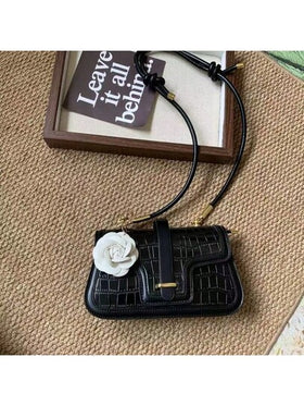 مفتاح جلد PU أنيق بزهرة الكاميليا مع حلقة وإبزيم، خاتم مفتاح زهري عصري، إكسسوار مفتاح سيارة أنيق، خاتم مفتاح فريد للسيدات كهدية عيد الحب - قطعة فردية
