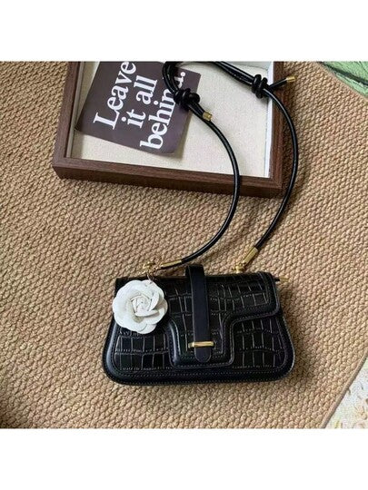 مفتاح جلد PU أنيق بزهرة الكاميليا مع حلقة وإبزيم، خاتم مفتاح زهري عصري، إكسسوار مفتاح سيارة أنيق، خاتم مفتاح فريد للسيدات كهدية عيد الحب - قطعة فردية