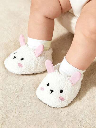 Cozy Pixies زوج من جوارب أطفال ناعمة مطرزة بشكل دب لطيف ذات قاع ناعم ومانع للانزلاق، مناسبة للاستخدام الخارجي