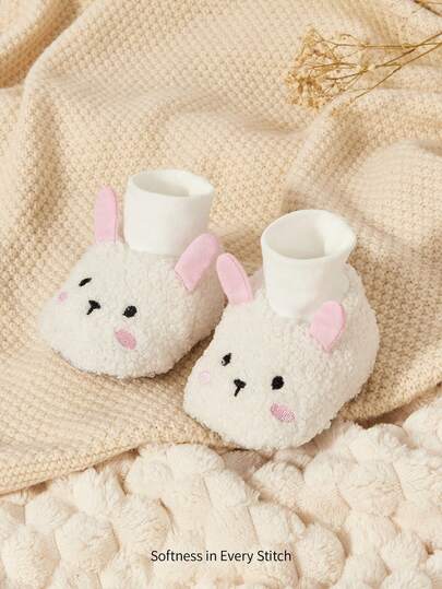 Cozy Pixies زوج من جوارب أطفال ناعمة مطرزة بشكل دب لطيف ذات قاع ناعم ومانع للانزلاق، مناسبة للاستخدام الخارجي