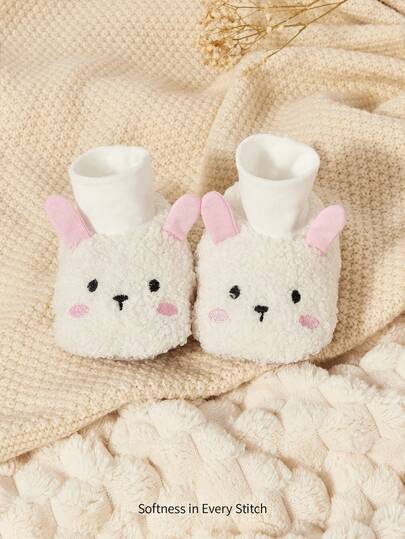 Cozy Pixies زوج من جوارب أطفال ناعمة مطرزة بشكل دب لطيف ذات قاع ناعم ومانع للانزلاق، مناسبة للاستخدام الخارجي