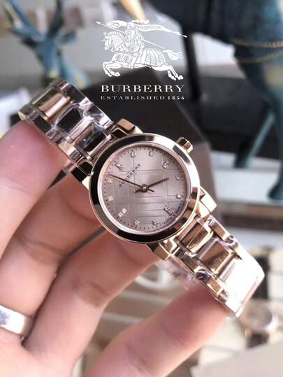 Burberry ساعة نسائية من الفولاذ المقاوم للصدأ بمينا ذهبي وردي