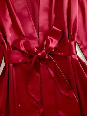 SHEIN 5 قطع مجموعة ملابس نوم للنساء، بيجامة أنيقة من الدانتيل والألوان موحد اللون - توب شفاف بياقة على شكل حرف V، سروال مثلث، شورت من الساتان، روب بأكمام طويلة مع حزام، ملابس منزلية للنساء