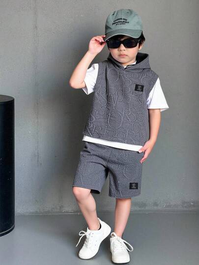 SHEIN Streecool Kids مجموعة ملابس صيفية للأطفال الصغار، تتضمن تي شيرت بأكمام قصيرة مقنع من قماش محبوك نسيج مميز وطباعة ملونة، مع شورت رياضي بتصميم لوحات متناسقة، طراز رياضي مناسب للارتداء اليومي والعطلات والرياضة والمدرسة والمناسبات