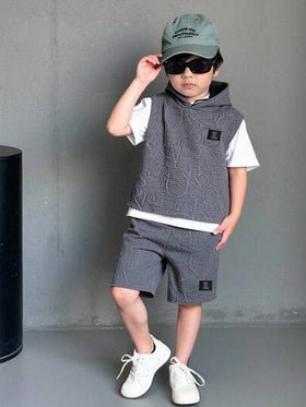 SHEIN Streecool Kids مجموعة ملابس صيفية للأطفال الصغار، تتضمن تي شيرت بأكمام قصيرة مقنع من قماش محبوك نسيج مميز وطباعة ملونة، مع شورت رياضي بتصميم لوحات متناسقة، طراز رياضي مناسب للارتداء اليومي والعطلات والرياضة والمدرسة والمناسبات