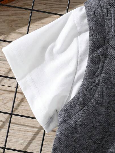 SHEIN Streecool Kids مجموعة ملابس صيفية للأطفال الصغار، تتضمن تي شيرت بأكمام قصيرة مقنع من قماش محبوك نسيج مميز وطباعة ملونة، مع شورت رياضي بتصميم لوحات متناسقة، طراز رياضي مناسب للارتداء اليومي والعطلات والرياضة والمدرسة والمناسبات