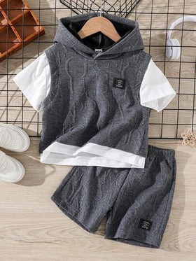 SHEIN Streecool Kids مجموعة ملابس صيفية للأطفال الصغار، تتضمن تي شيرت بأكمام قصيرة مقنع من قماش محبوك نسيج مميز وطباعة ملونة، مع شورت رياضي بتصميم لوحات متناسقة، طراز رياضي مناسب للارتداء اليومي والعطلات والرياضة والمدرسة والمناسبات