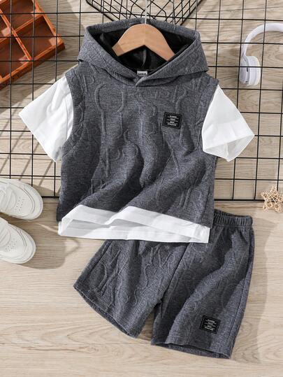 SHEIN Streecool Kids مجموعة ملابس صيفية للأطفال الصغار، تتضمن تي شيرت بأكمام قصيرة مقنع من قماش محبوك نسيج مميز وطباعة ملونة، مع شورت رياضي بتصميم لوحات متناسقة، طراز رياضي مناسب للارتداء اليومي والعطلات والرياضة والمدرسة والمناسبات