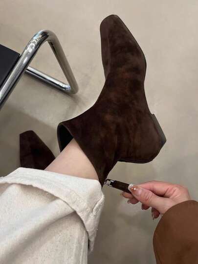 بوت نسائية فرنسية مرنة ضيقة، موضة خريف/شتاء جديدة بكعب سميك وسحاب خلفي، بوت كاحل عصرية (المقاس صغير، الرجاء طلب مقاس أكبر بمقدار واحد)
