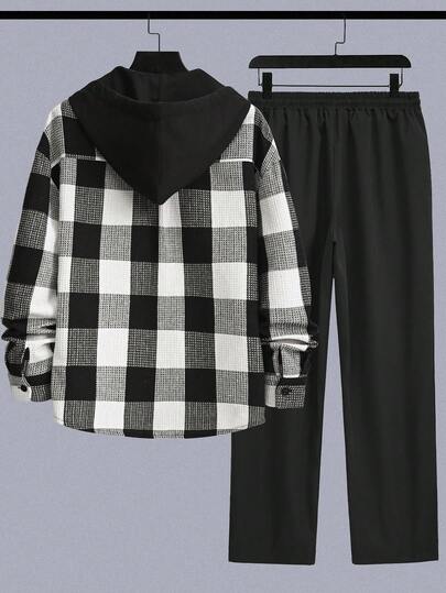 Manfinity CasualCool بدلة رياضية كاجوال للرجال مكونة من جاكيت ذات كم طويل مزودة بقلنسوة وبنطال، بتصميم مربعات بسيط وأنيق