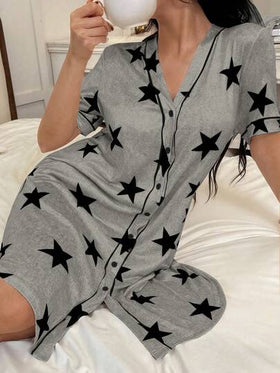 SHEIN قميص نوم نسائي كاجوال بطبعة نجوم وياقة على شكل حرف V وأكمام قصيرة