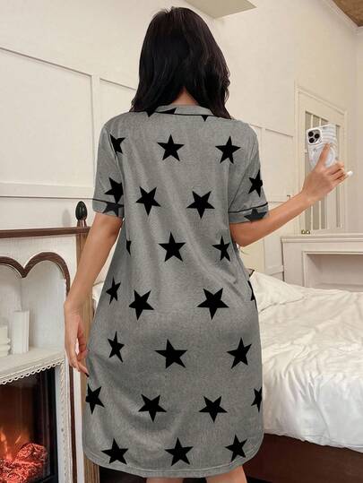 SHEIN قميص نوم نسائي كاجوال بطبعة نجوم وياقة على شكل حرف V وأكمام قصيرة