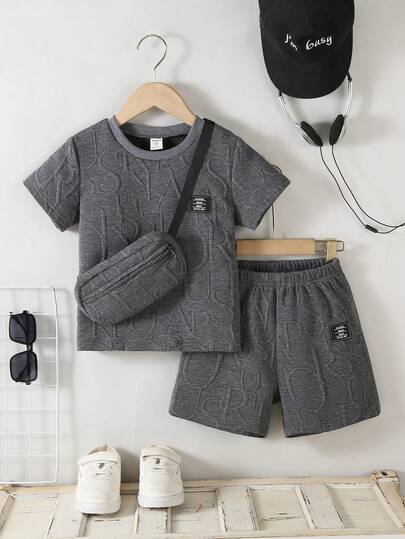SHEIN Streecool Kids 3 قطع مجموعة للأطفال الصغار: تي شيرت قصيرة الأكمام كاجوال مطرزة بالحروف، شورت، وحقيبة، مناسبة للخروجات اليومية الكاجوال، للربيع/الصيف