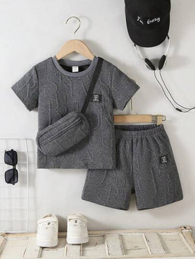 SHEIN Streecool Kids 3 قطع مجموعة للأطفال الصغار: تي شيرت قصيرة الأكمام كاجوال مطرزة بالحروف، شورت، وحقيبة، مناسبة للخروجات اليومية الكاجوال، للربيع/الصيف
