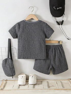 SHEIN Streecool Kids 3 قطع مجموعة للأطفال الصغار: تي شيرت قصيرة الأكمام كاجوال مطرزة بالحروف، شورت، وحقيبة، مناسبة للخروجات اليومية الكاجوال، للربيع/الصيف