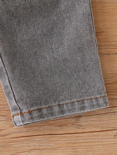 SHEIN مجموعة ملابس لطفل صبي تتكون من 2 قطعة: بلوزة بياقة عالية بيضاء مبطنة حرارياً وبنطال جينز واسع الساق. ملابس مريحة ومتعددة الاستخدامات، أنيقة وجميلة مطرزة بحرف، بتصميم بسيط، مناسبة للارتداء اليومي، للرياضة، للحفلات، للتصوير، للعطلات، للعودة للمدرسة، ل