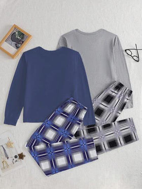 SHEIN طقمان من بيجامات الأولاد، تتميز بقمصان بأكمام طويلة باللون الرمادي الفاتح والأزرق الكحلي مع رسومات مربعات رمادية وبيضاء، وبنطلونات فضفاضة باللون الأزرق الكحلي، من قماش مرن قابل للغسل في الغسالة، بتصميم مريح، مجموعة ملابس متطابقة للعائلة (يباع الطقما