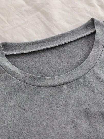 SHEIN طقمان من بيجامات الأولاد، تتميز بقمصان بأكمام طويلة باللون الرمادي الفاتح والأزرق الكحلي مع رسومات مربعات رمادية وبيضاء، وبنطلونات فضفاضة باللون الأزرق الكحلي، من قماش مرن قابل للغسل في الغسالة، بتصميم مريح، مجموعة ملابس متطابقة للعائلة (يباع الطقما