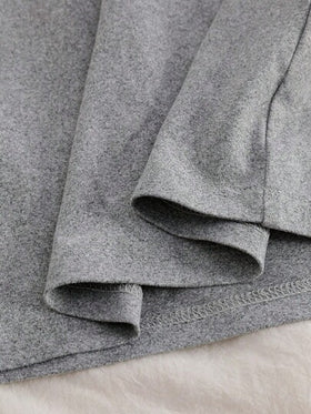 SHEIN طقمان من بيجامات الأولاد، تتميز بقمصان بأكمام طويلة باللون الرمادي الفاتح والأزرق الكحلي مع رسومات مربعات رمادية وبيضاء، وبنطلونات فضفاضة باللون الأزرق الكحلي، من قماش مرن قابل للغسل في الغسالة، بتصميم مريح، مجموعة ملابس متطابقة للعائلة (يباع الطقما