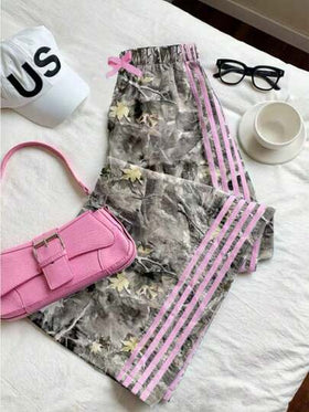 SHEIN بنطلون فضفاض واسع الساق مطبوع بالكامل بتصميم رياضي عصري للفتيات المراهقات، مع خطوط جانبية متباينة
