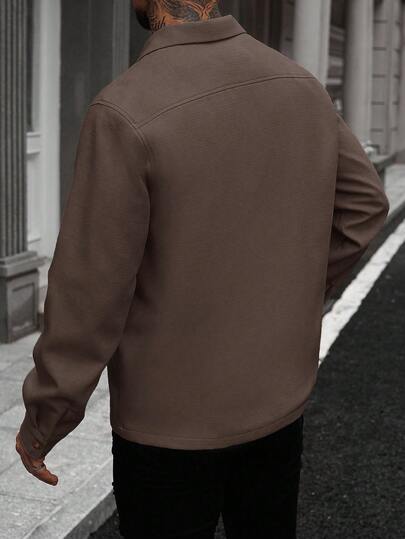 Manfinity CasualCool قميص رجالي بلون أحادي ذو طراز عصري بسيط مع أزرار أمامية وياقة لاقطة