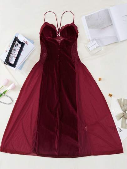 فستان كامي مثير من الدانتيل والقطيفة مع فتحة عالية في الظهر، مزين بفيونكة، مع أكواب قابلة للإزالة