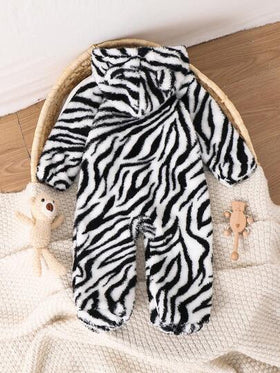 SHEIN جمبسوت رضع ذكور مبطنة حرارياً، جمبسوت سميكة مخملية ذات طباعة جميلة، بسيطة وعملية للاستخدام اليومي، مناسبة للارتداء في الداخل والخارج، للاستخدام اليومي والرياضة واللعب والأعياد والهالوين، خريف/شتاء